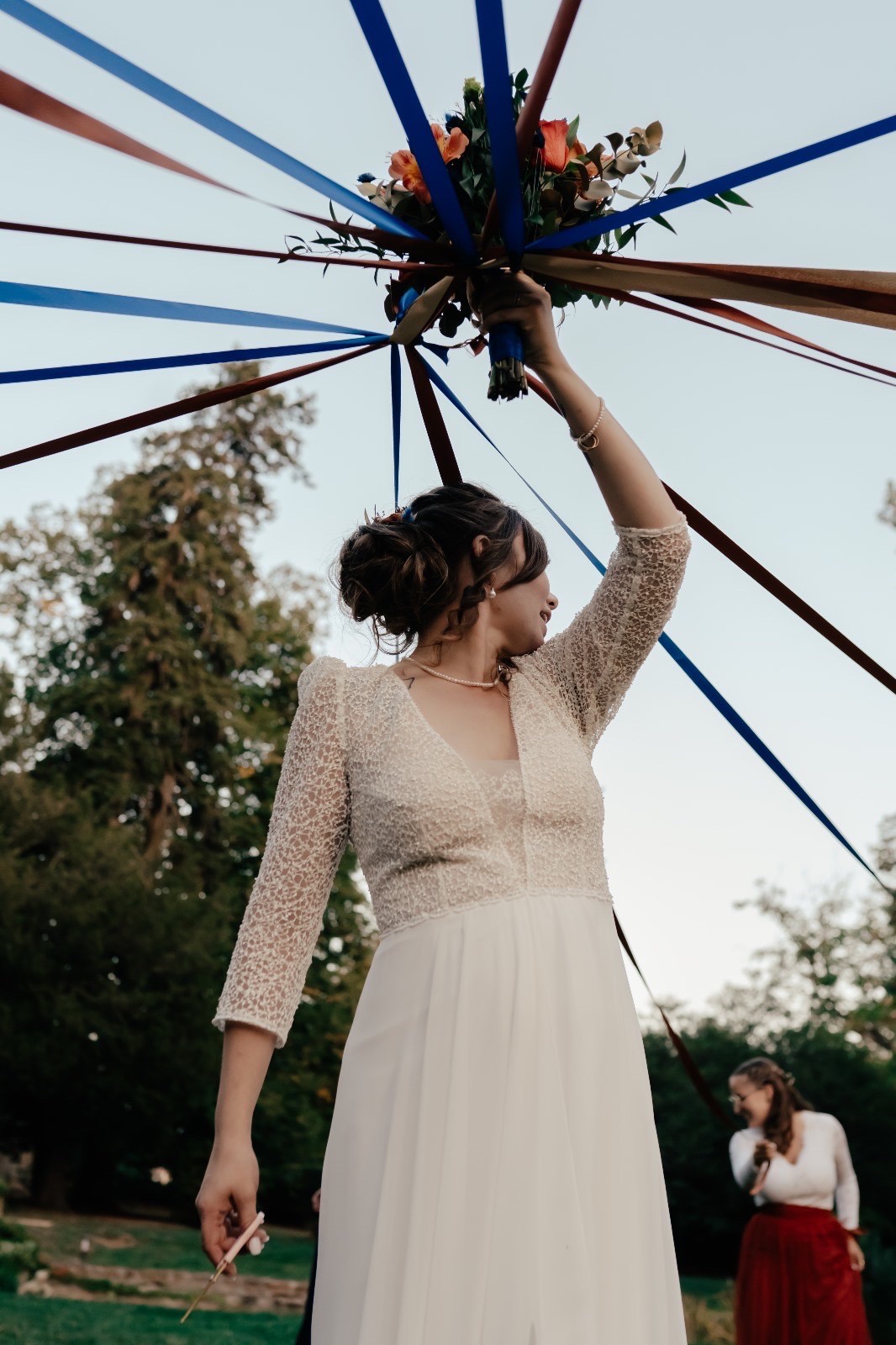 Coiffure semi-attache bouclée pour mariage en cérémonie laïque ou gala avec essai personnalisé à domicile et style chic Mâcon en Saône et Loire 71