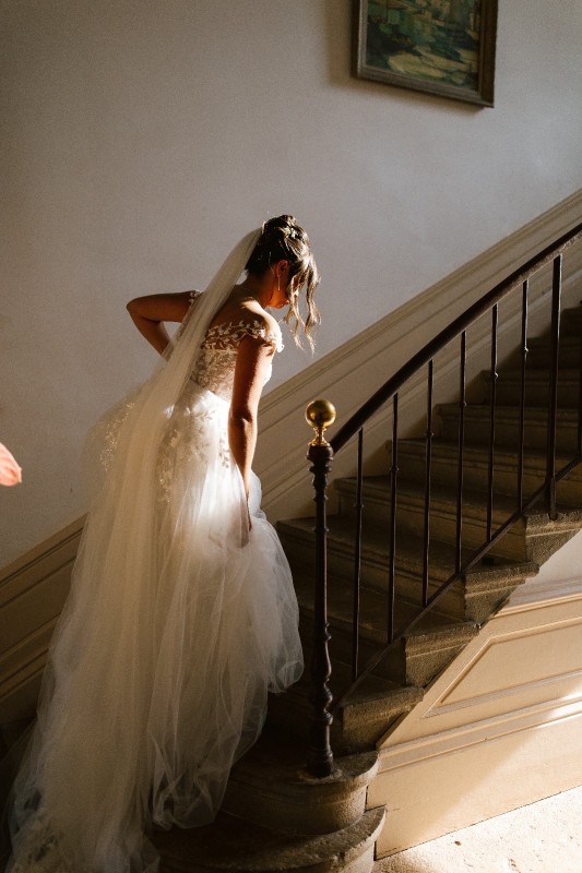 Chignon Banane Revisité pour le mariage de ma mariée Carole, Élégance et Raffinement au Domaine de Tourieux près de Lyon