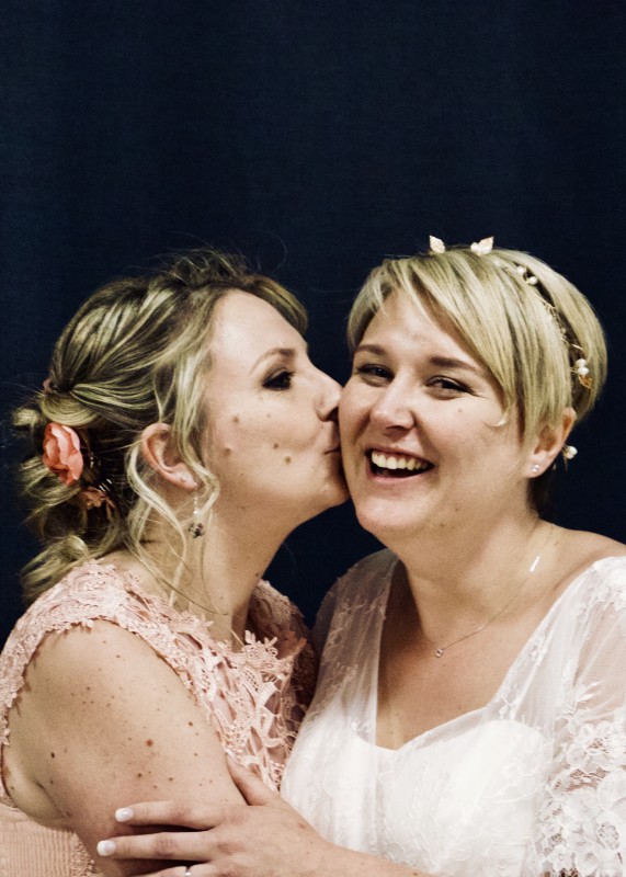 la mariée et sa demoiselle d'honneur lors de son mariage proche de villefranche sur saone