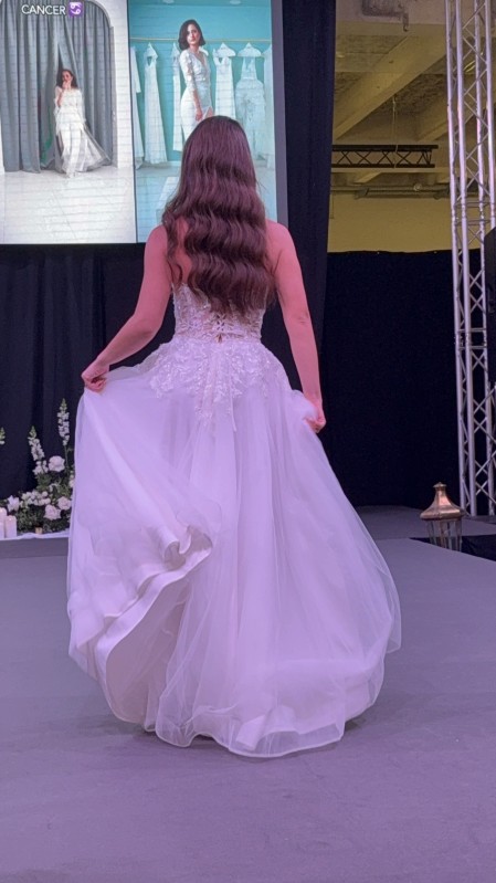 Coiffure mariée cheveux et lâchés en Hollywood Waves au Château de Chavagneux, proche de Villefranche-sur-Saône en Rhône-Alpes.