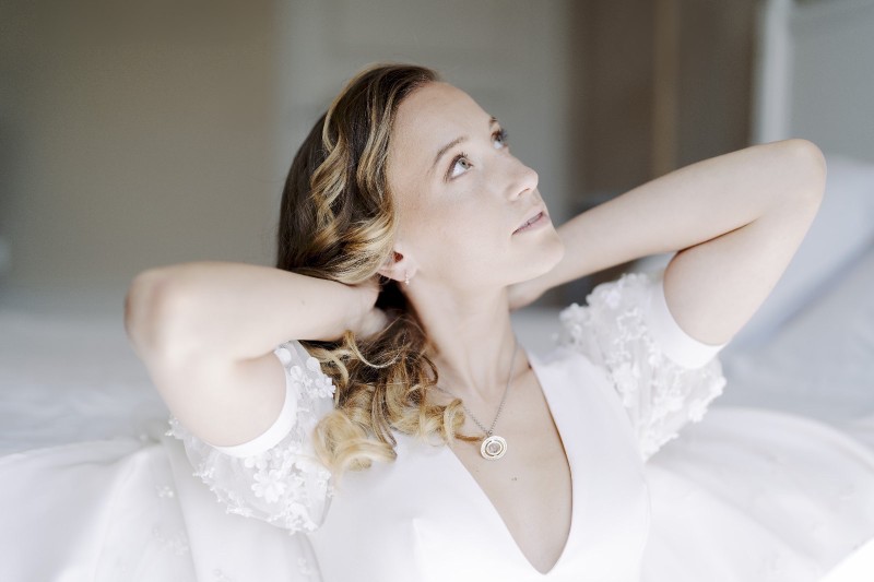 Jessica, coiffeuse maquilleuse mariée à Villefranche-sur-Saône en Rhône-Alpes : Mon amie va me coiffer le jour de mon mariage : pourquoi c’est risqué ?