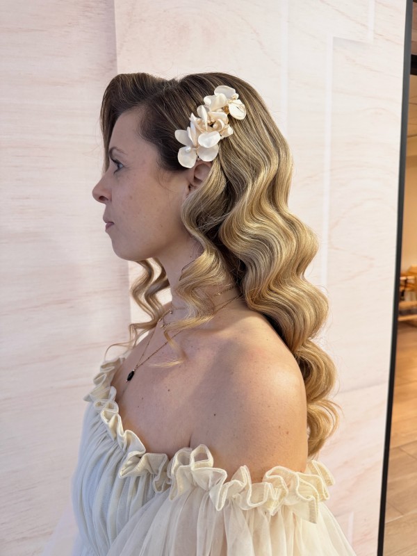 Coiffure mariée pour mon mariage au Château de Pizay à Belleville-en-Beaujolais, en Auvergne-Rhône-Alpes