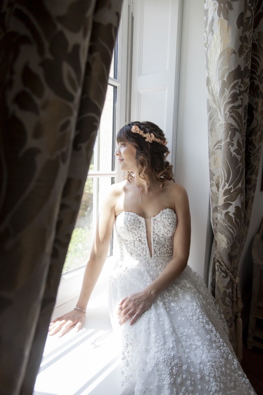 Trouve une maquilleuse à domicile pour mon maquillage avec un teint glowy lors de mon mariage  au Domaine de la Martine à Prissé proche de Mâcon