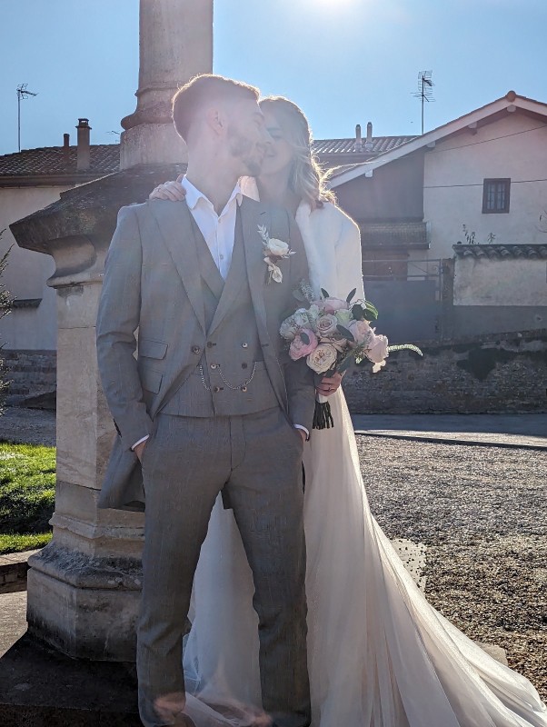 couple de mariés en séance photo lors de leurs mariage. elle est coiffé et maquillé dans un style épuré pour un mariage hyvernal