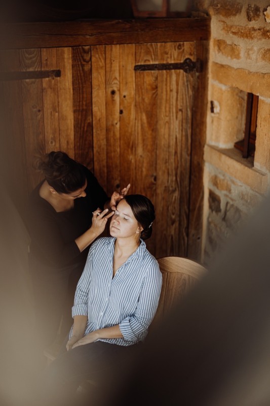Coiffeuse expérimenté pour mon mariage haut de gamme  à domicile au Château de Bourbilly, proche de Dijon en Rhône-Alpes.