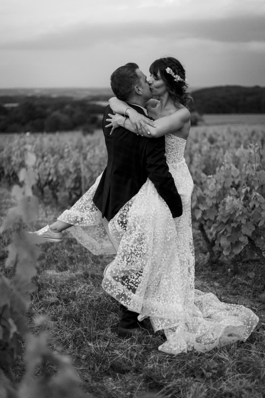 Je cherche une maquilleuse professionnelle pour un maquillage waterproof pour mon mariage au Domaine Morgon la javerniere proche de Mâcon en Saône et Loire. 