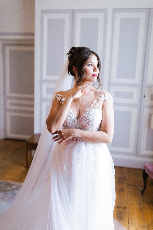 Maquillage naturel ou sophistiqué pour une mariée à Villefranche sur Saône en Rhône Alpes. Le rôle des faux-cils dans un maquillage de mariage : oui ou non ?