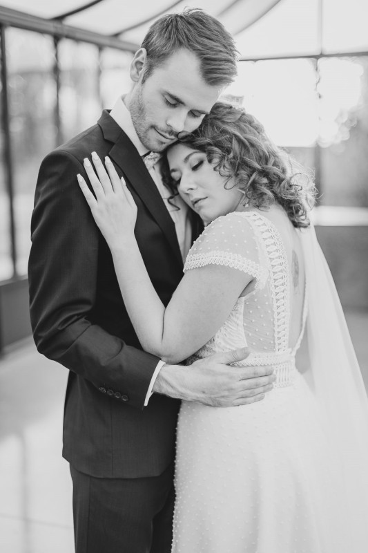 séance de couple de mariée lors de leurs mariage au Domaine de Bellevue à Pommier proche de Villefranche sur Saône