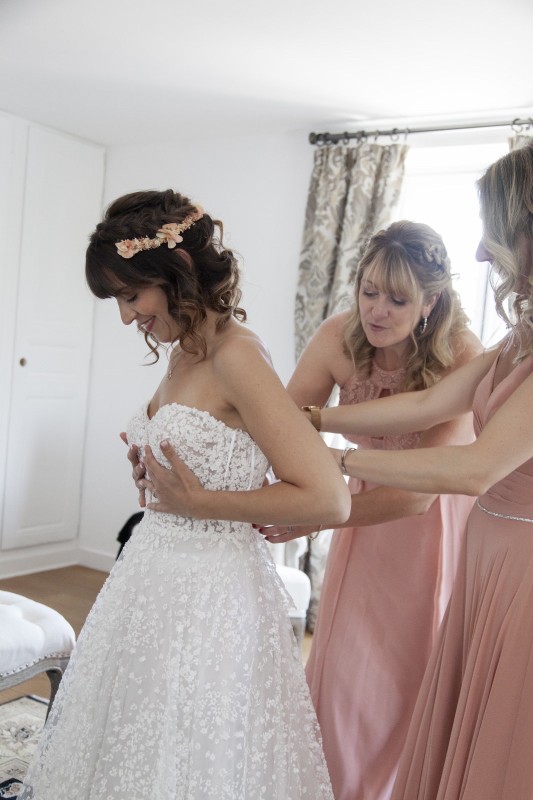 Trouve une coiffeuse professionnelle pour une coiffure cheveux semi détachés pour mon mariage au au Château de Janzé à Marcilly d’Azergues proche de  Lyon en Rhône-Alpes.  