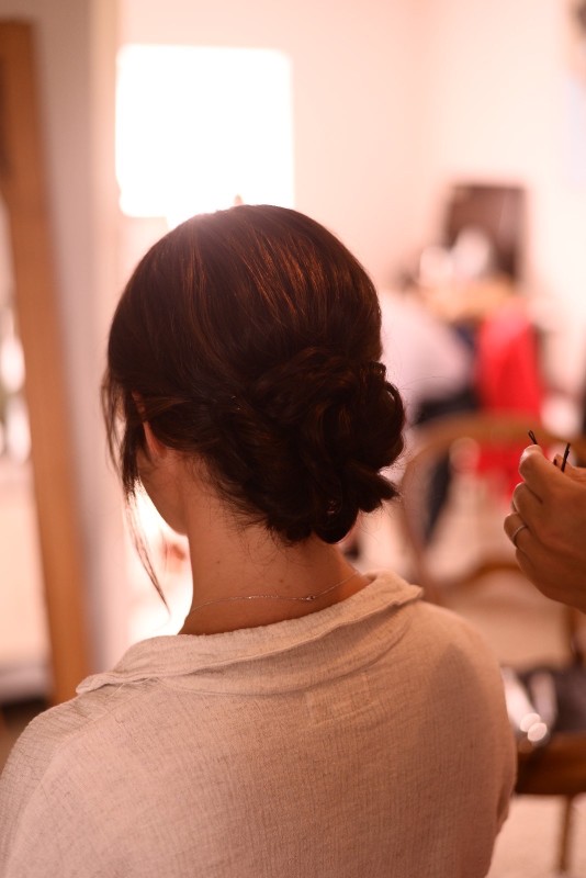 Trouve une coiffeuse pas cher pour une coiffure chignon bas classe et moderne au Domaine du clos des Liesses à Alix proche de Villefranche sur Saône