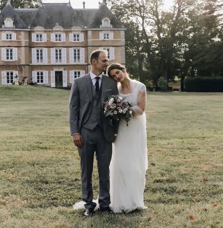mariée en séance de couple le jour de leur mariage dans le beaujolais en Rhône alpes