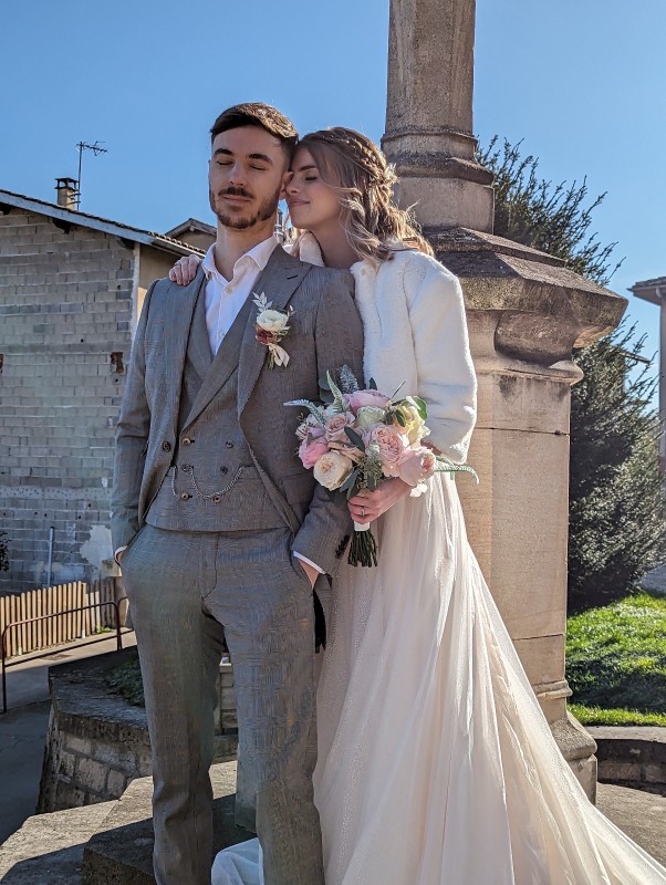 Maquilleuse experte pour mariage à domicile recherchée : service maquillage haut de gamme et luxe pour mettre en valeur votre beauté nuptiale. au Château de Saint Trys proche de Lyon. 