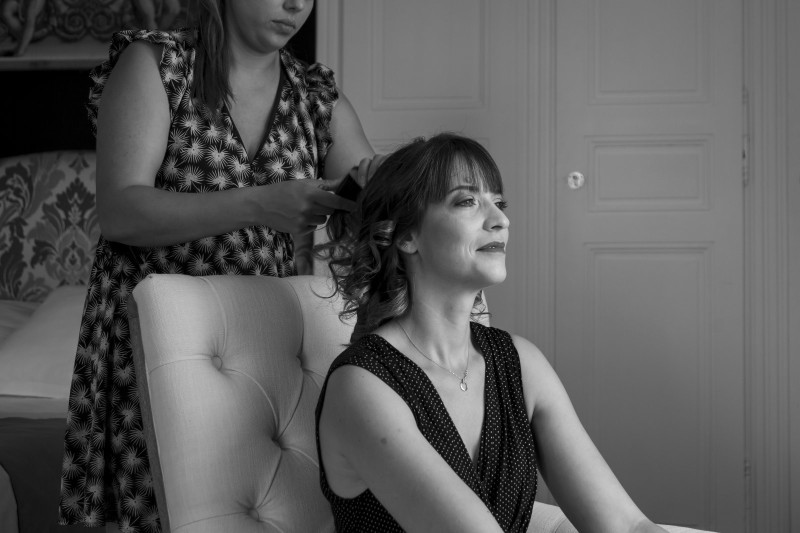 jessica coiffeuse maquilleuse a domicile entrain de coiffer une mariée au domaine morgon lajaverniere