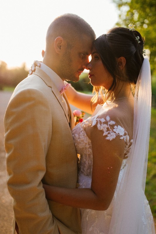 Chignon Banane Revisité pour le mariage de ma mariée Carole, Élégance et Raffinement au Domaine de Tourieux près de Lyon