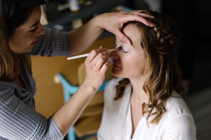 Je cherche une maquilleuse pour un maquillage naturel water proof pour mon mariage au château de Pruzilly proche de Mâcon en Saône et Loire