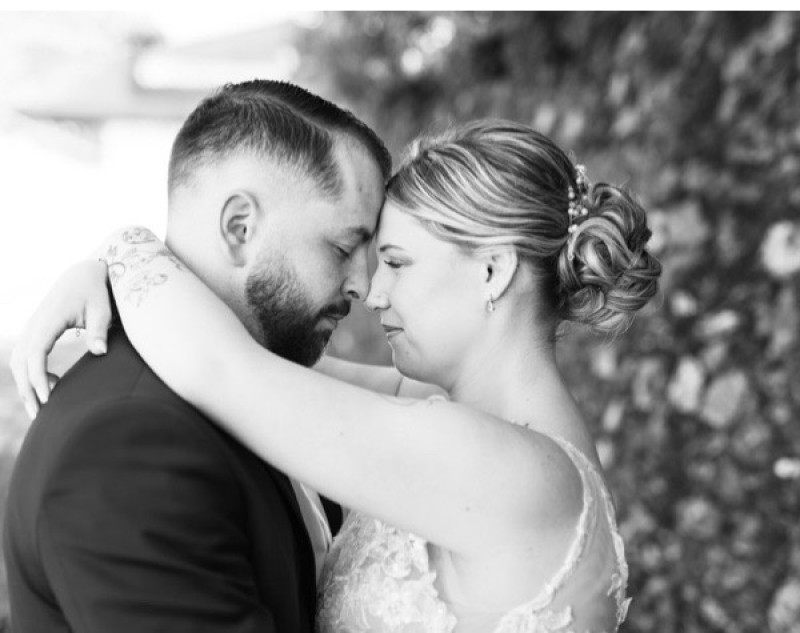 Maquilleuse mariage à domicile : spécialiste en maquillage luxe et haut de gamme pour une mise en beauté nuptiale inoubliable et raffinée.au Domaine des Halles proche Lyon en Rhône-Alpes,