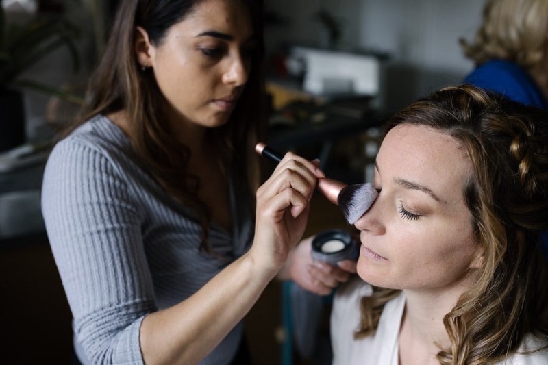 Cherche une maquilleuse à domicile spécialisée dans la mise en beauté mariée au Domaine de la Ruisseliere proche de Villefranche sur Saône. Les étapes pour un maquillage de mariée longue tenue
