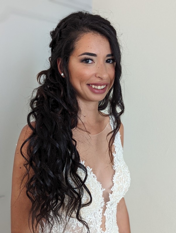 maquillage et coiffure cheveux longs bouclés de la mariée à domicile