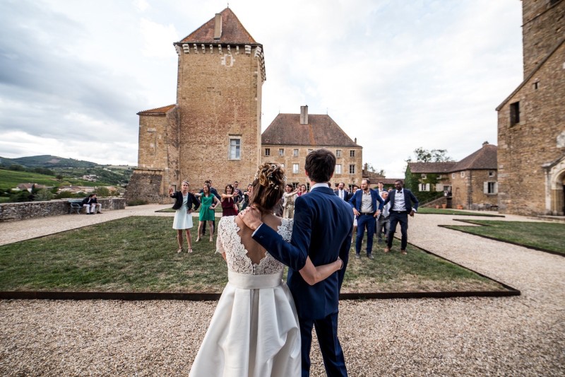 Je cherche une coiffeuse expérimenté pour mon mariage à la cour des loges à Lyon en Rhône Alpes