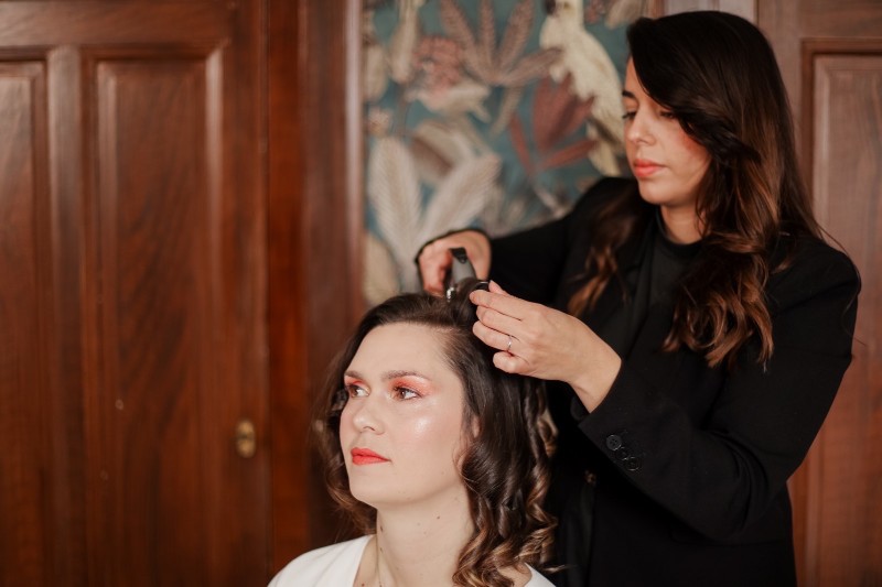 Cherche une maquilleuse pour mon maquillage au Domaine de la Ruisseliere proche de Lyon en Rhône-Alpes