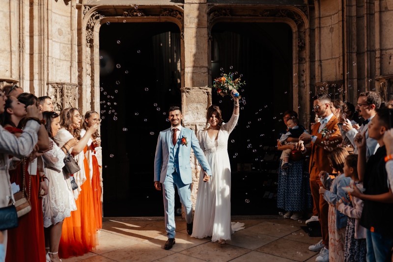 Coiffure chignon bas sophistiqué pour mon mariage au Domaine de la Ruisselière, proche de Villefranche-sur-Saône en Rhône-Alpes.