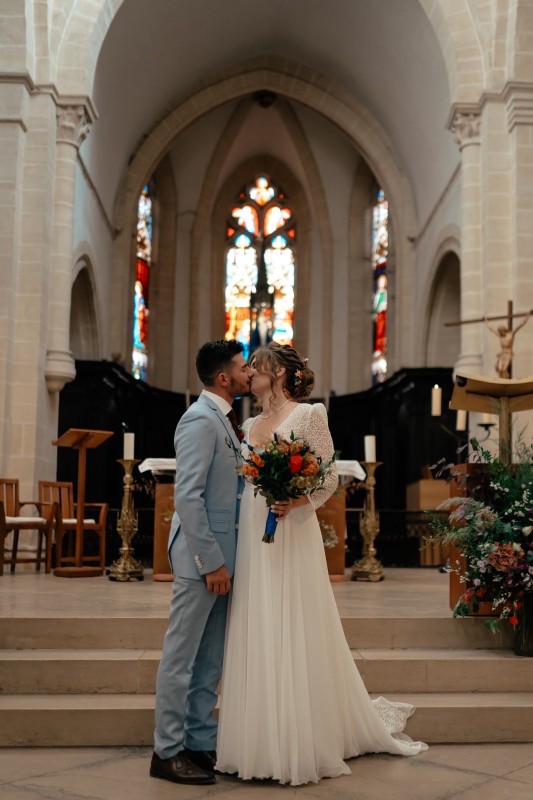 Chignon bas raffiné et sophistiqué pour mon mariage au Domaine de la Ruisselière, proche de Villefranche-sur-Saône en Rhône-Alpes.