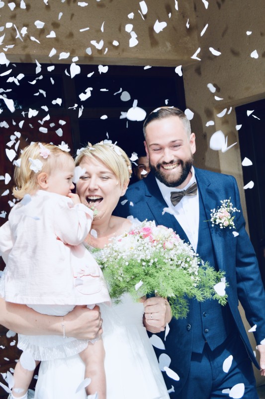 sortie de cérémonie laïque des mariées lors de leurs mariage proche de lyon