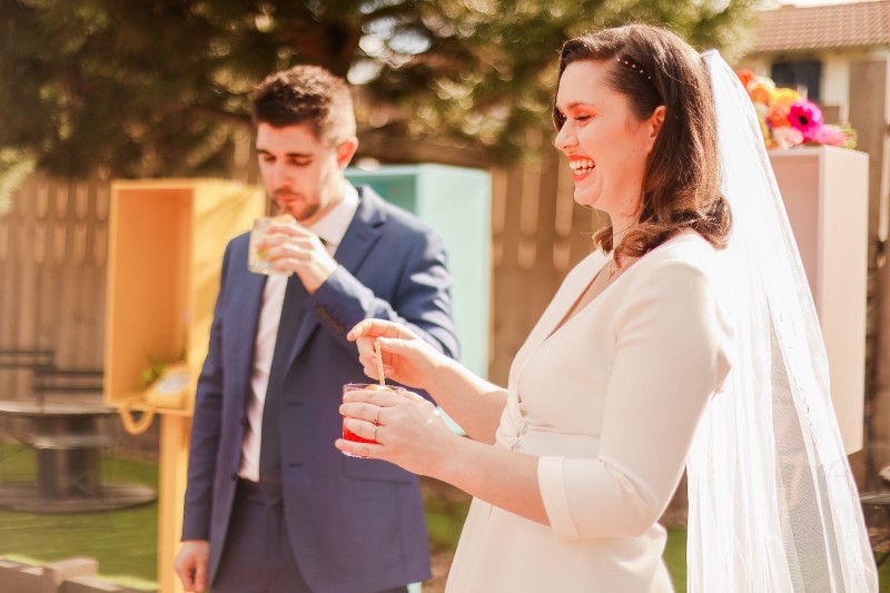 Formation coiffure mariée pour des mariages haut de gamme. La coiffure de mariée haut de gamme : pourquoi elle doit s’accorder à ta robe et au lieu de ton mariage