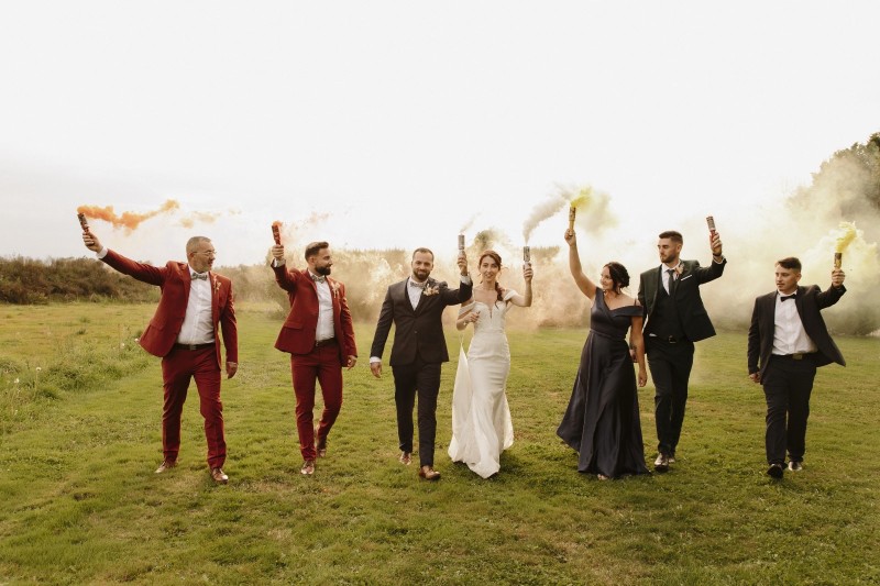 Séance photo de coupe avec leurs témoins et demoiselles d'honneurs au Domaine Alexander proche de Macon