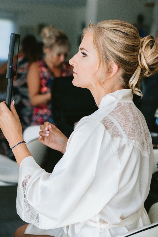 Coiffeuse spécialisée dan la mise en beauté des mariées à domicile au Château des Ravatys proche de Lyon.