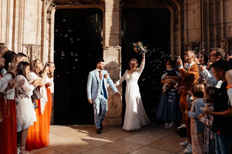 Je cherche une coiffeuse pas cher pour une coiffure chignon bas chic et classe pour mon mariage au Château de Janzé à Marcilly d’Azergues proche de  Lyon en Rhône-Alpes. 