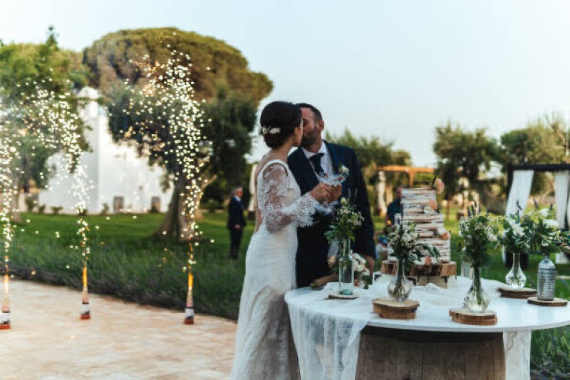 Coiffeuse pour une coiffure mariée en wavy au Château de Bagnols proche de Villefranche sur Saône. Signer un contrat coiffure mariage : la première étape vers une mise en beauté sereine