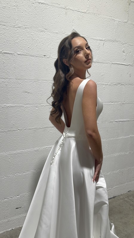 Coiffure de mariée sur cheveux détachées en Hollywood Waves au Château de Saint Trys, proche de Lyon en Rhône-Alpes.