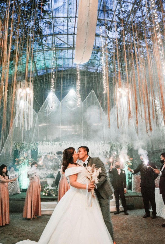 Coiffeuse mariage à domicile pour mon mariage au Château des Ravatys proche de Villefranche sur Saône. Mise en beauté personnalisée : révélez votre vraie nature le jour J

