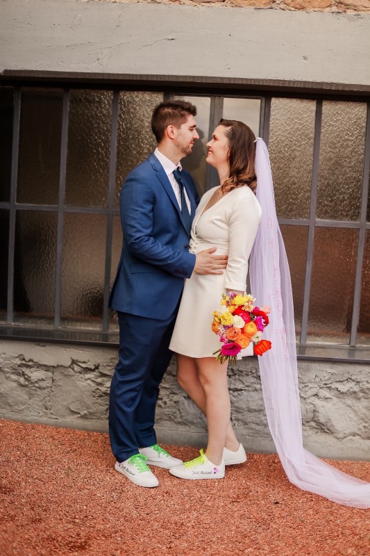 Trouve une coiffeuse à domicile pour une coiffure cheveux détachés pour mon mariage  au Château de Janzé à Marcilly d’Azergues proche de  Lyon en Rhône-Alpes. 