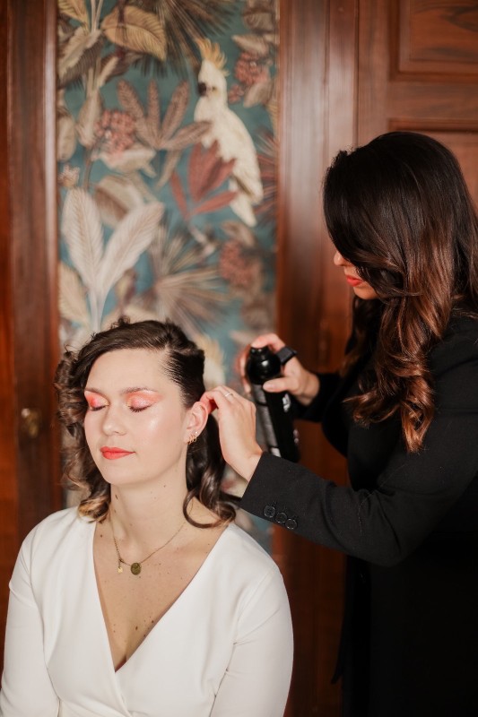 Formation coiffure mariée pour des mariages haut de gamme. La coiffure de mariée haut de gamme : pourquoi elle doit s’accorder à ta robe et au lieu de ton mariage