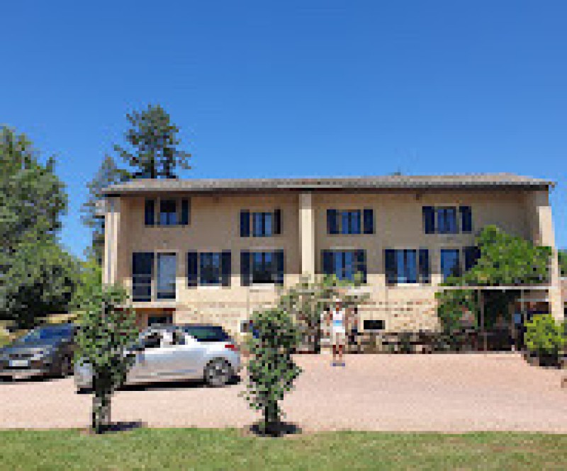 Je cherche au maison du bonheur une coiffeuse maquilleuse pour mon mariage