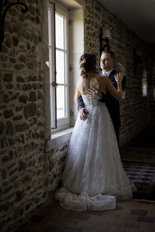 les mariées en séance de couple lors de leur mariage au morgon la javernière