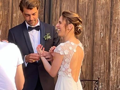 échange des alliances entre les mariés pour un mariage en extérieure dans le beaujolais