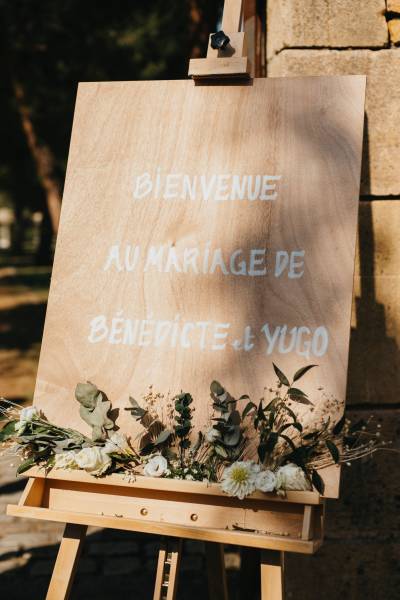 panneau de bienvenue pour un mariage dans le beaujolais au domaine de la ruisseliere