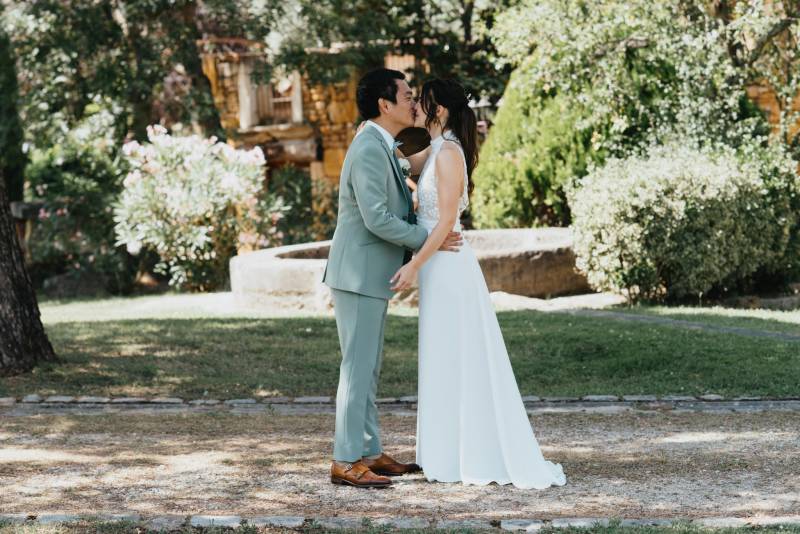 Des mariés en séance photo de couple  prise par la photographe ania dorel au domaine de la ruisseliere