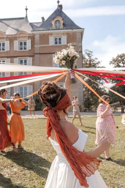 une ronde de ruban à la place du lancé de bouquet de mariée pour un mariage au château de Talancé dans le Beaujolais