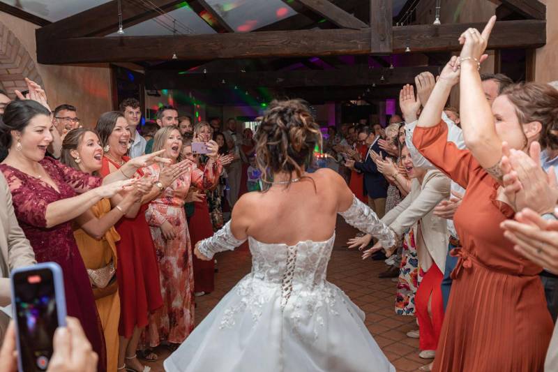 la mariée et ses demoiselles d'honneurs ainsi que ses témoins pendant sa journée de mariage