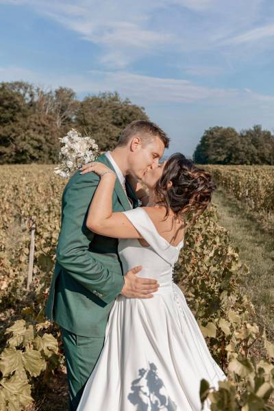 une mariée et son mari en photo de couple lors de leurs mariage dans le beaujolais proche de Villefranche sur Saône au Château de Talancé à Denicé