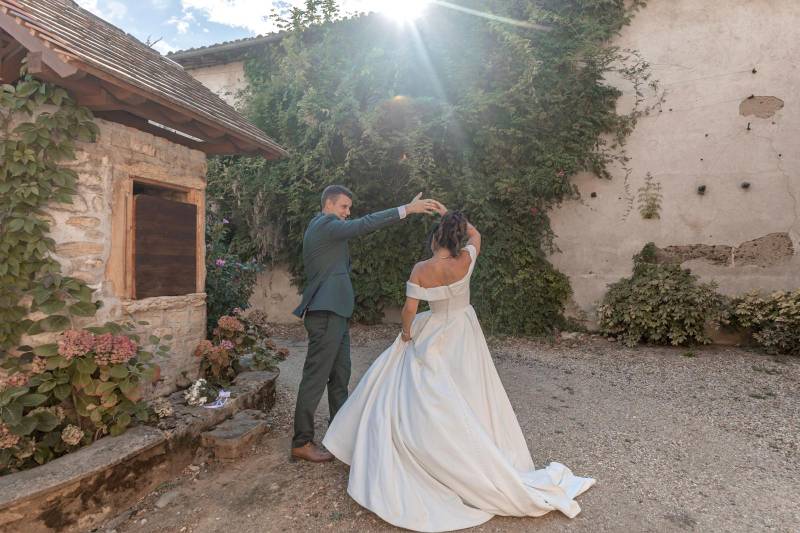 séance de couple avec une coiffure relevé et son accessoire bijou au château de Talancé à Denicé