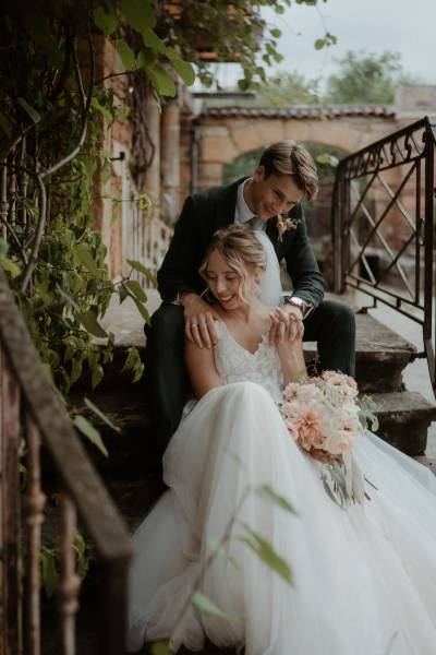 seance de couple avec la mariée et le marié en extérieur au domaine de la ruisseliere