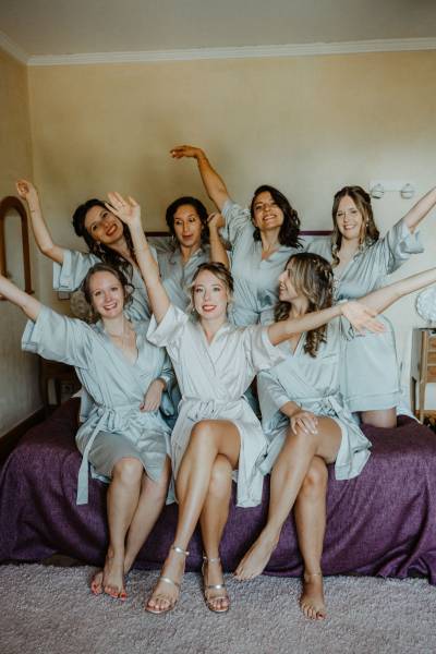 la mariée ainsi que ses témoins et demoiselles d'honneurs toutes coiffer par jessica au domaine de la ruisseliere