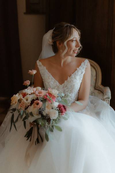 la mariée en séance photo avec chan photographie avec sa robe sa coiffure ainsi que son voile