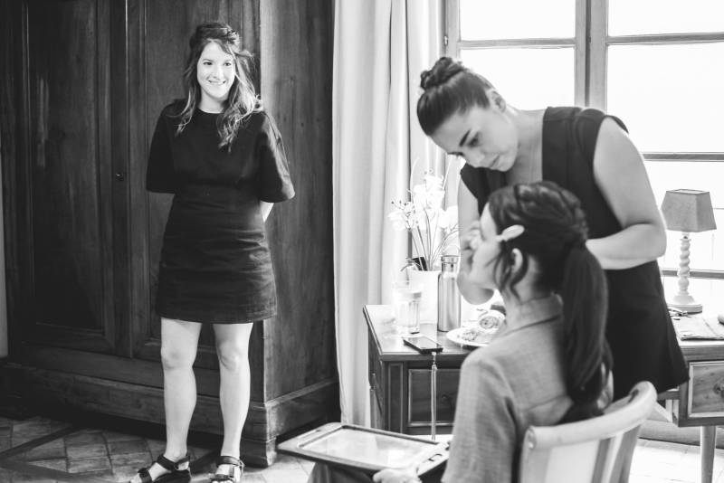 préparatif de la mariée pa r coiffeuse maquilleuse au domaine de la ruisseliere a Lacenas dans le beaujolais en rhone alpes