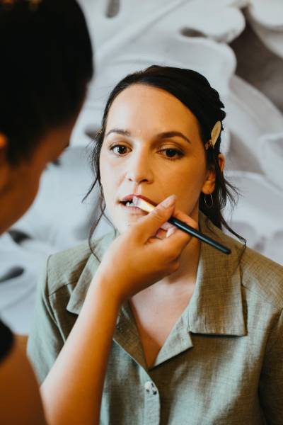 coiffeuse maquilleuse qui maquille bénédicte la mariée au domaine de la ruisseliere